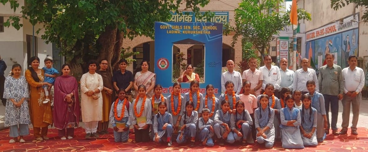 लाडवा। स्कूल में छात्राओं तथा अभिभावकों के साथ शिक्षक। संवाद