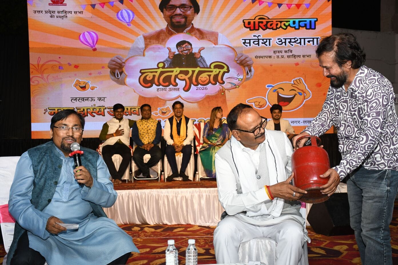 लोहिया पार्क में बुधवार की नौवें लंतरानी हास्य उत्सव का आयोजन हुआ।