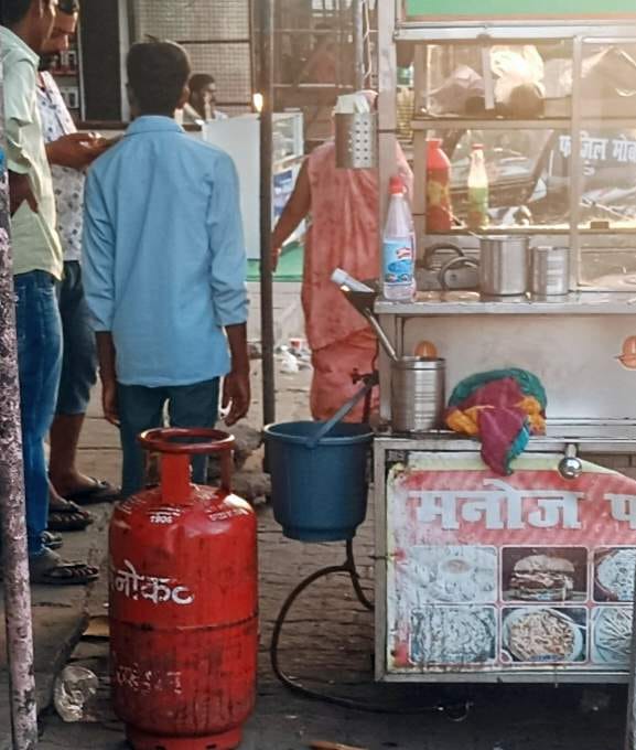 निगोही सीएचसी पर इलाज कराते आग से झुलसे हुए लोग। संवाद निगोही सीएचसी पर इलाज कराते आग से झुलसे हुए लोग। संवाद