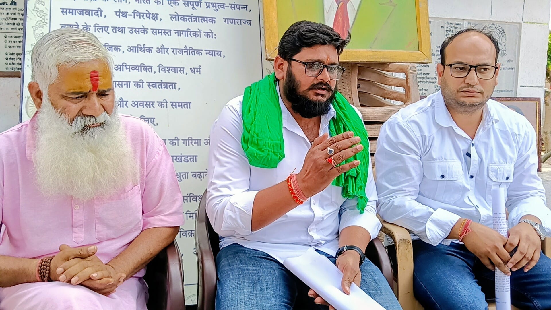 नामित सभासद अर्जुन काली समर्थकों के साथ एस डी एम को ज्ञापन देते हुए। (मवाना) नामित सभासद अर्जुन काली समर्थकों के साथ एस डी एम को ज्ञापन देते हुए। (मवाना)