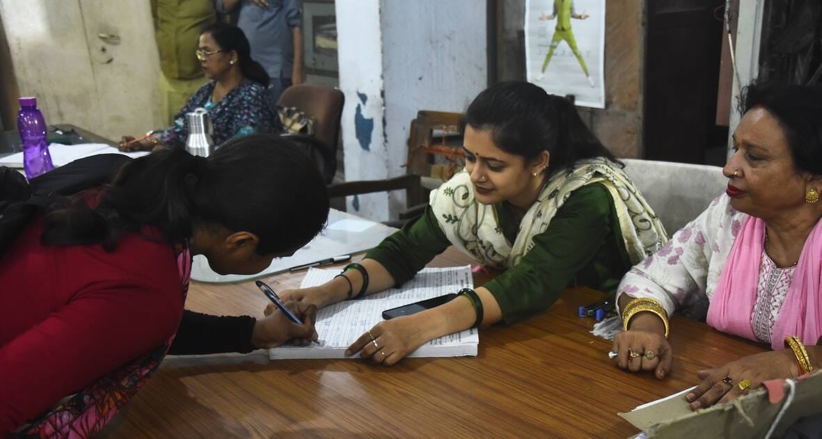 परिचालक पद पर नियुक्ति के लिए पहुंचीं युवतियां।