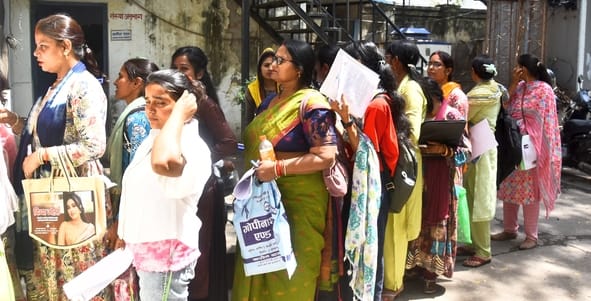 परिचालक पद पर नियुक्ति के लिए पहुंचीं युवतियां।