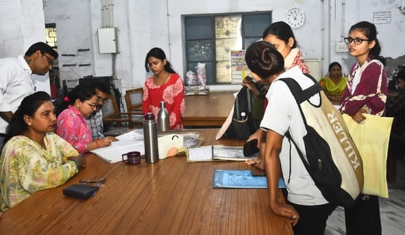 परिचालक पद पर नियुक्ति के लिए पहुंचीं युवतियां।