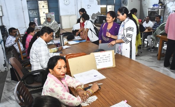 परिचालक पद पर नियुक्ति के लिए पहुंचीं युवतियां।