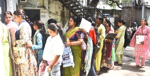 परिचालक पद पर नियुक्ति के लिए पहुंचीं युवतियां।