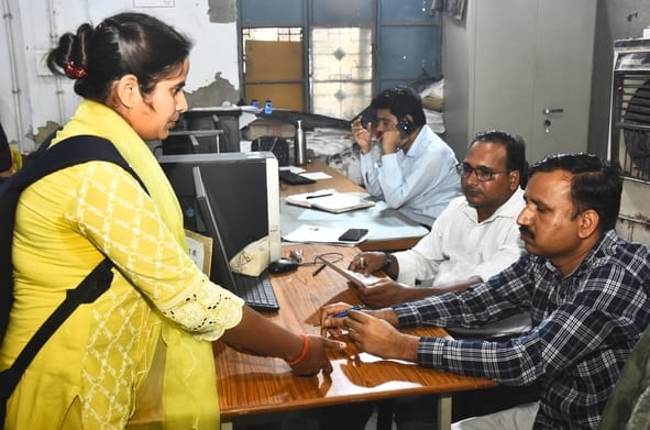 परिचालक पद पर नियुक्ति के लिए पहुंचीं युवतियां।