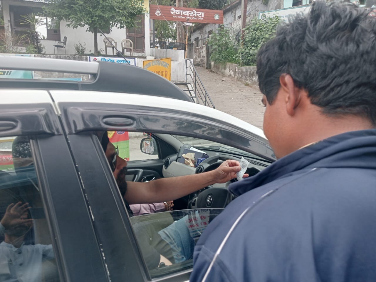 पांवटा साहिब में हिमाचल सीमा पर एंट्री टैक्स का विरोध करते ट्रक ऑपरेटर्स। संवाद पांवटा साहिब में हिमाचल सीमा पर एंट्री टैक्स का विरोध करते ट्रक ऑपरेटर्स। संवाद