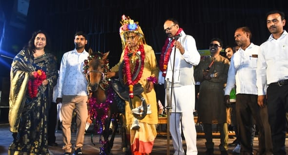 रंगभारती संस्था ने बुधवार को घोंघा बसंत सम्मेलन का आयोजन किया। रंगभारती संस्था ने बुधवार को घोंघा बसंत सम्मेलन का आयोजन किया।