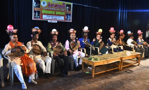 रंगभारती संस्था ने बुधवार को घोंघा बसंत सम्मेलन का आयोजन किया। रंगभारती संस्था ने बुधवार को घोंघा बसंत सम्मेलन का आयोजन किया।