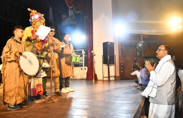 रंगभारती संस्था ने बुधवार को घोंघा बसंत सम्मेलन का आयोजन किया। रंगभारती संस्था ने बुधवार को घोंघा बसंत सम्मेलन का आयोजन किया।