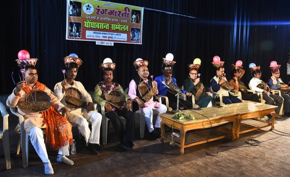 रंगभारती संस्था ने बुधवार को घोंघा बसंत सम्मेलन का आयोजन किया। रंगभारती संस्था ने बुधवार को घोंघा बसंत सम्मेलन का आयोजन किया।