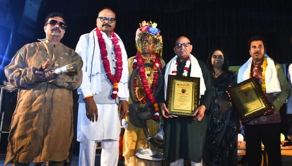रंगभारती संस्था ने बुधवार को घोंघा बसंत सम्मेलन का आयोजन किया। रंगभारती संस्था ने बुधवार को घोंघा बसंत सम्मेलन का आयोजन किया।