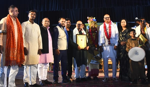 रंगभारती संस्था ने बुधवार को घोंघा बसंत सम्मेलन का आयोजन किया। रंगभारती संस्था ने बुधवार को घोंघा बसंत सम्मेलन का आयोजन किया।