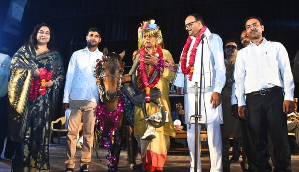 रंगभारती संस्था ने बुधवार को घोंघा बसंत सम्मेलन का आयोजन किया। रंगभारती संस्था ने बुधवार को घोंघा बसंत सम्मेलन का आयोजन किया।