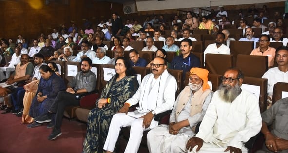 रंगभारती संस्था ने बुधवार को घोंघा बसंत सम्मेलन का आयोजन किया। रंगभारती संस्था ने बुधवार को घोंघा बसंत सम्मेलन का आयोजन किया।