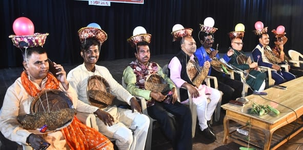 रंगभारती संस्था ने बुधवार को घोंघा बसंत सम्मेलन का आयोजन किया। रंगभारती संस्था ने बुधवार को घोंघा बसंत सम्मेलन का आयोजन किया।