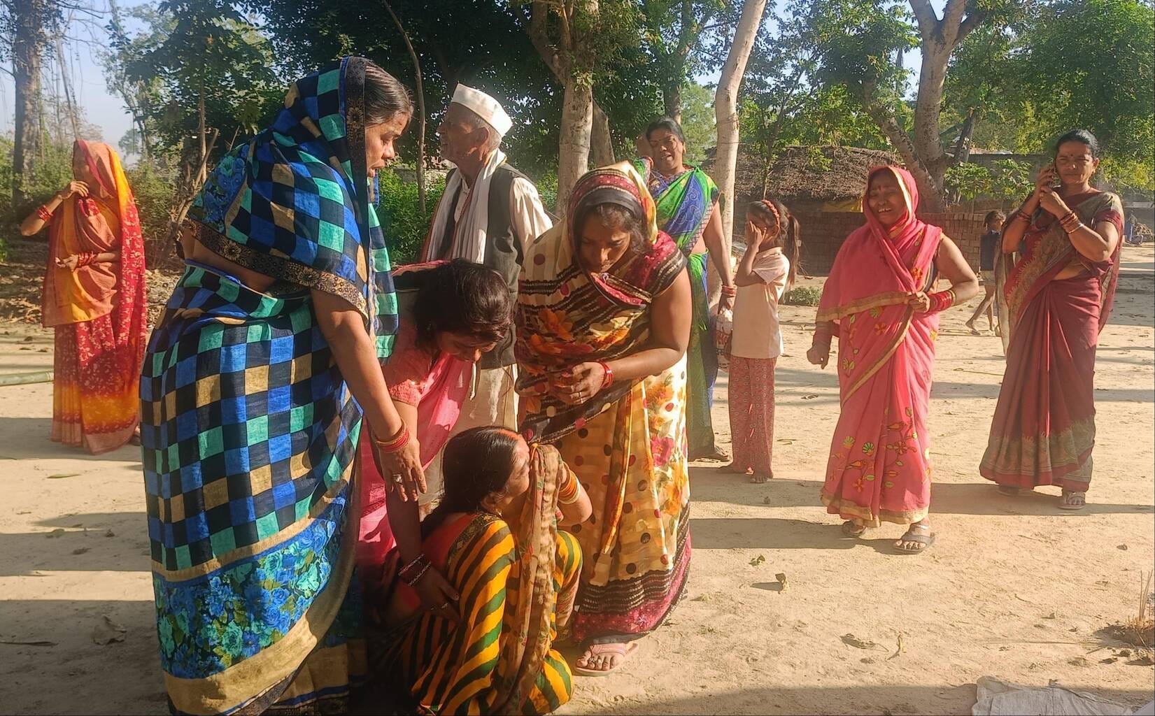 राहुल का फाइल फोटो व नकही डालपुरवा में रोते बिलखते परिजन। स्रोत: ग्रामीण राहुल का फाइल फोटो व नकही डालपुरवा में रोते बिलखते परिजन। स्रोत: ग्रामीण