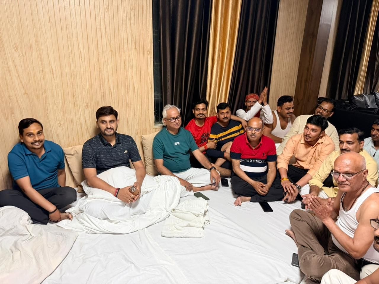 रात्रि प्रवास करते भाजपाई।