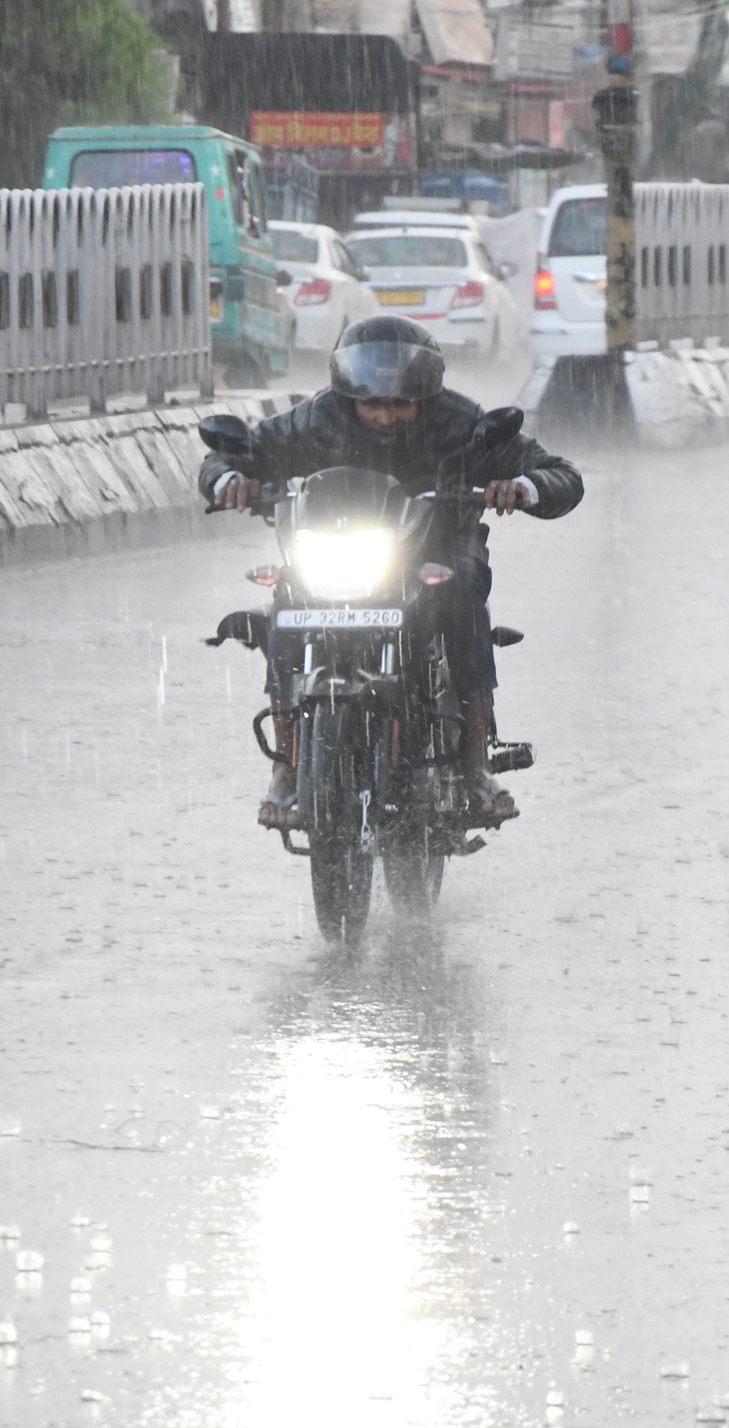 सुबह में हुई बारिश और दोपहर में धूप से बचते युवक। 