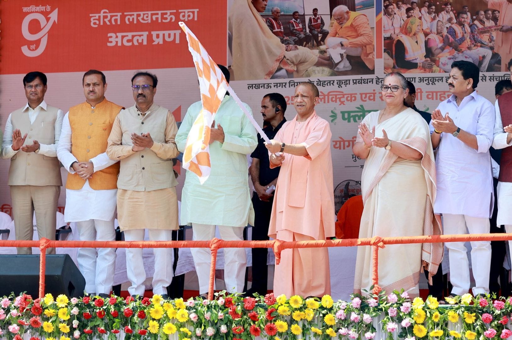 सीएम ने वाहनों को किया रवाना।