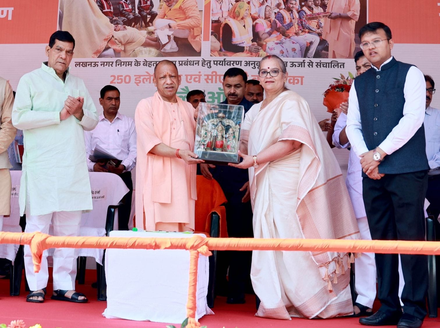 सीएम ने वाहनों को किया रवाना।