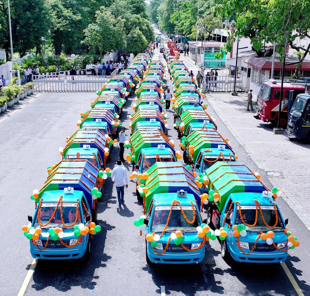 सीएम ने वाहनों को किया रवाना।