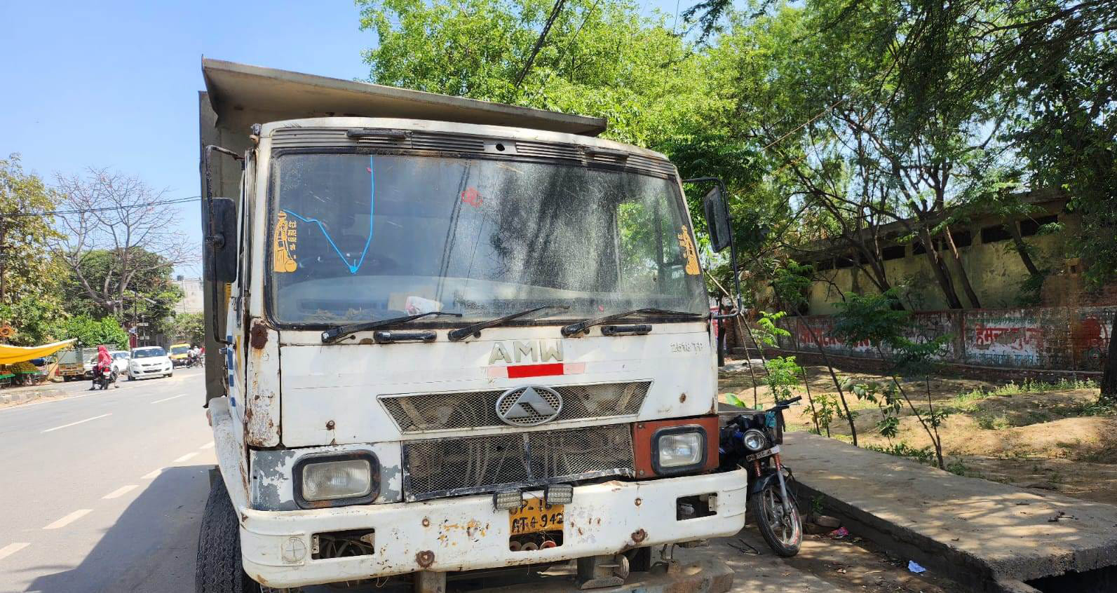 सड़क हादसे में क्षतिग्रस्त बस। संवाद