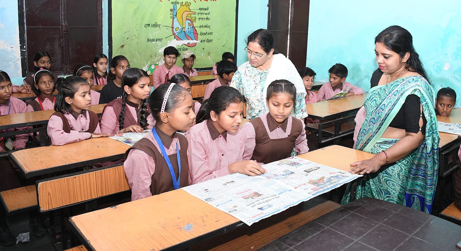 स्कूलों में अखबार पढ़ते बच्चे। स्कूलों में अखबार पढ़ते बच्चे।