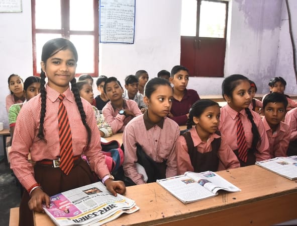 स्कूलों में अखबार पढ़ते बच्चे। स्कूलों में अखबार पढ़ते बच्चे।