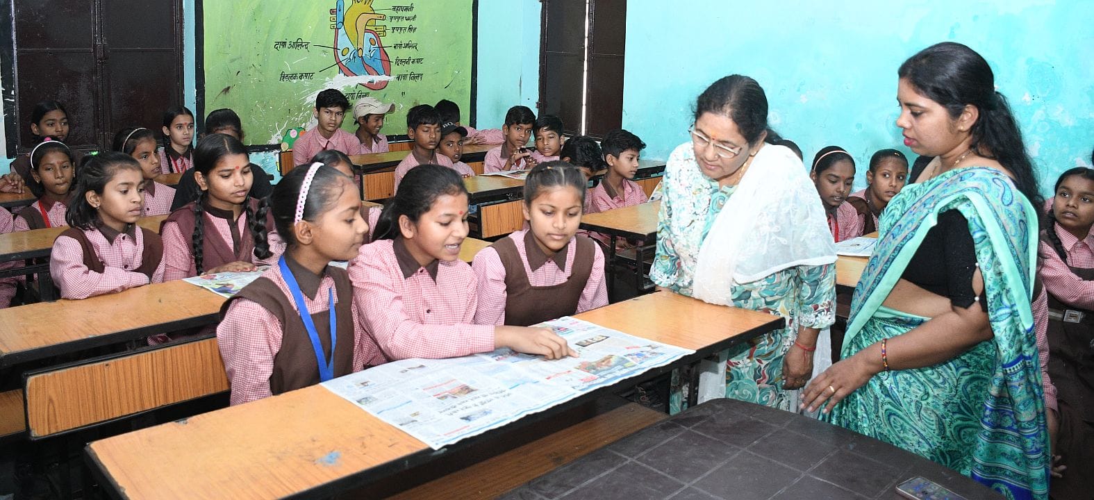 स्कूलों में अखबार पढ़ते बच्चे। स्कूलों में अखबार पढ़ते बच्चे।