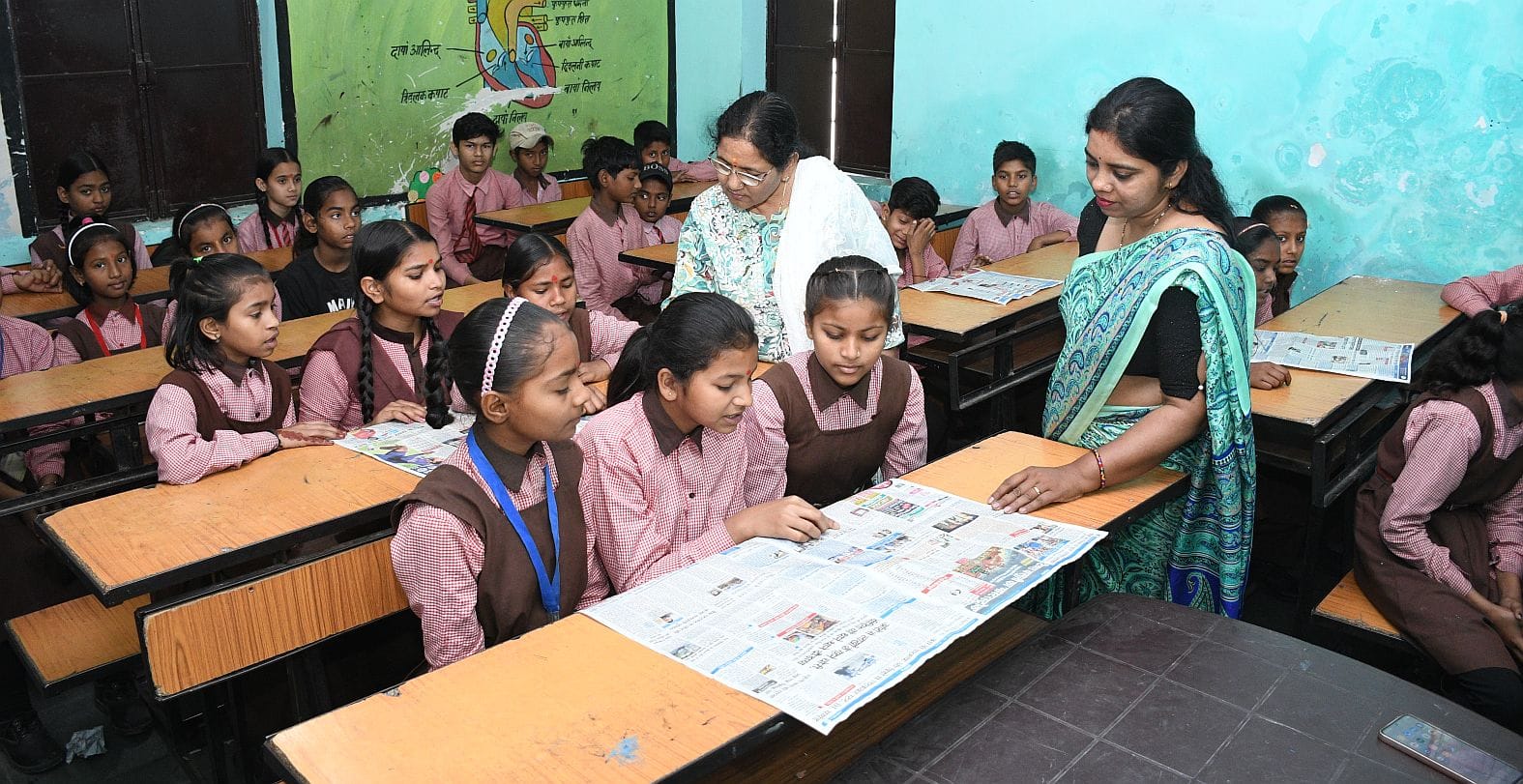 स्कूलों में अखबार पढ़ते बच्चे। स्कूलों में अखबार पढ़ते बच्चे।