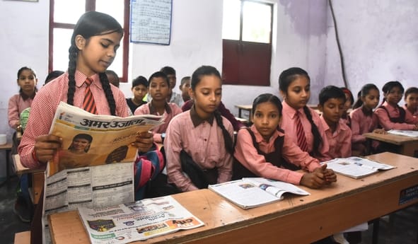 स्कूलों में अखबार पढ़ते बच्चे। स्कूलों में अखबार पढ़ते बच्चे।