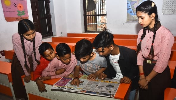 स्कूलों में अखबार पढ़ते बच्चे। स्कूलों में अखबार पढ़ते बच्चे।
