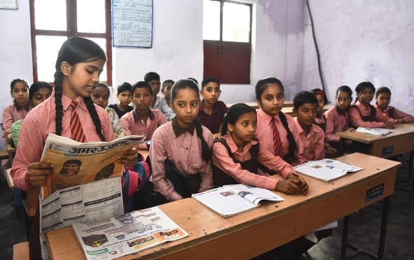 स्कूलों में अखबार पढ़ते बच्चे। स्कूलों में अखबार पढ़ते बच्चे।