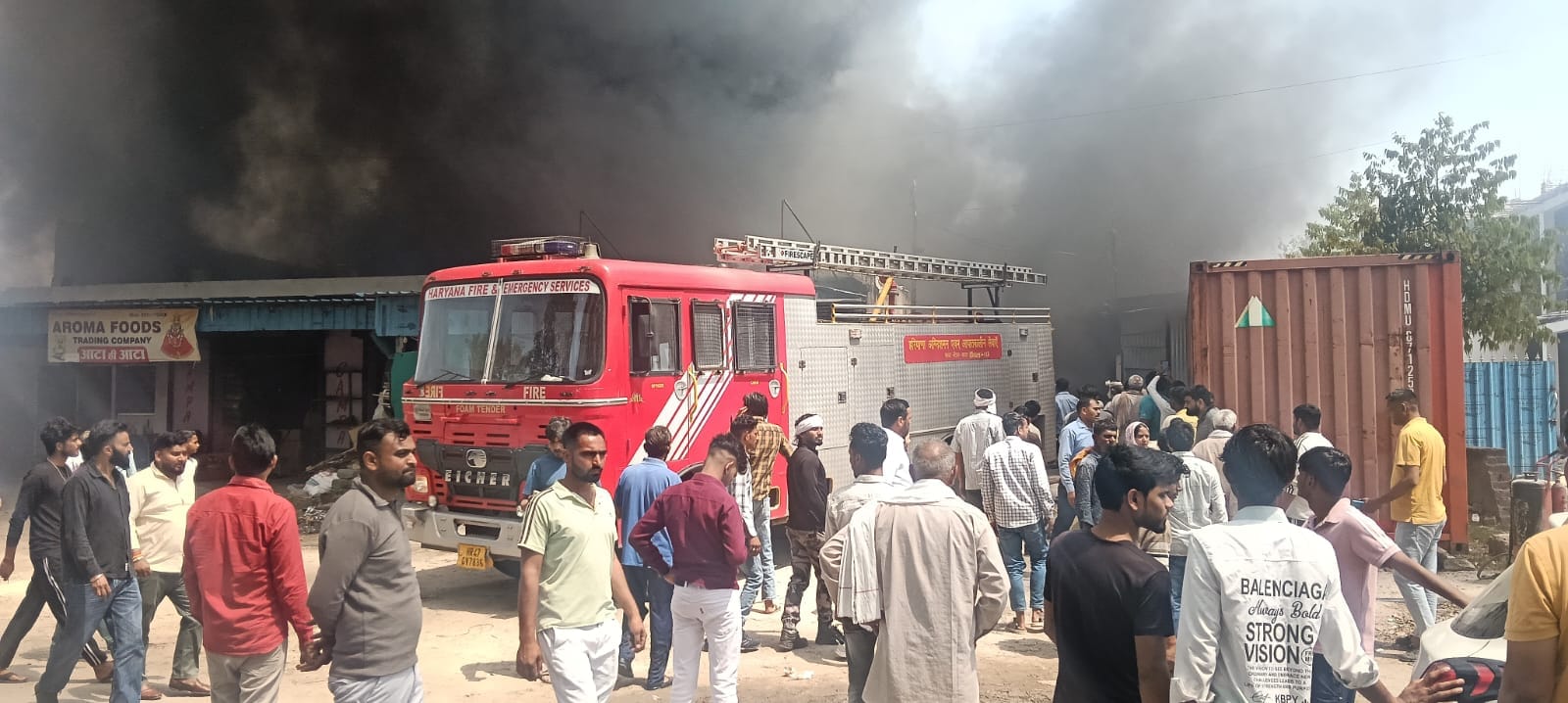 स्क्रैप गोदाम में आग लगने के बाद उठता काला धुआं, आग को बुझाती दमकल गाड़ी। संवाद स्क्रैप गोदाम में आग लगने के बाद उठता काला धुआं, आग को बुझाती दमकल गाड़ी। संवाद