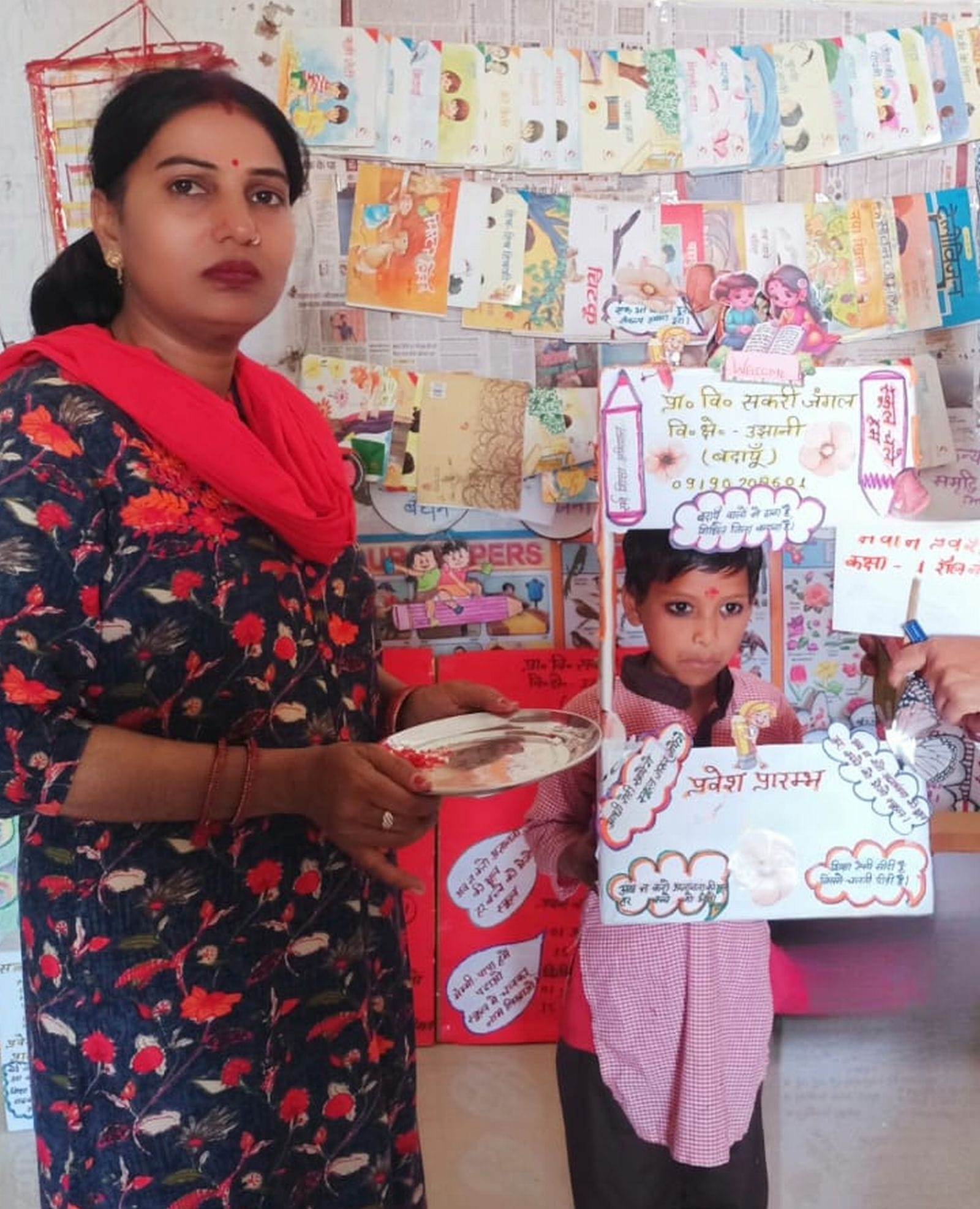 संविलियन विद्यालय हर्रायपुर में पहले दिन पहुंचे विद्यार्थियों का फूलमाला पहनाकर स्वागत करते बी