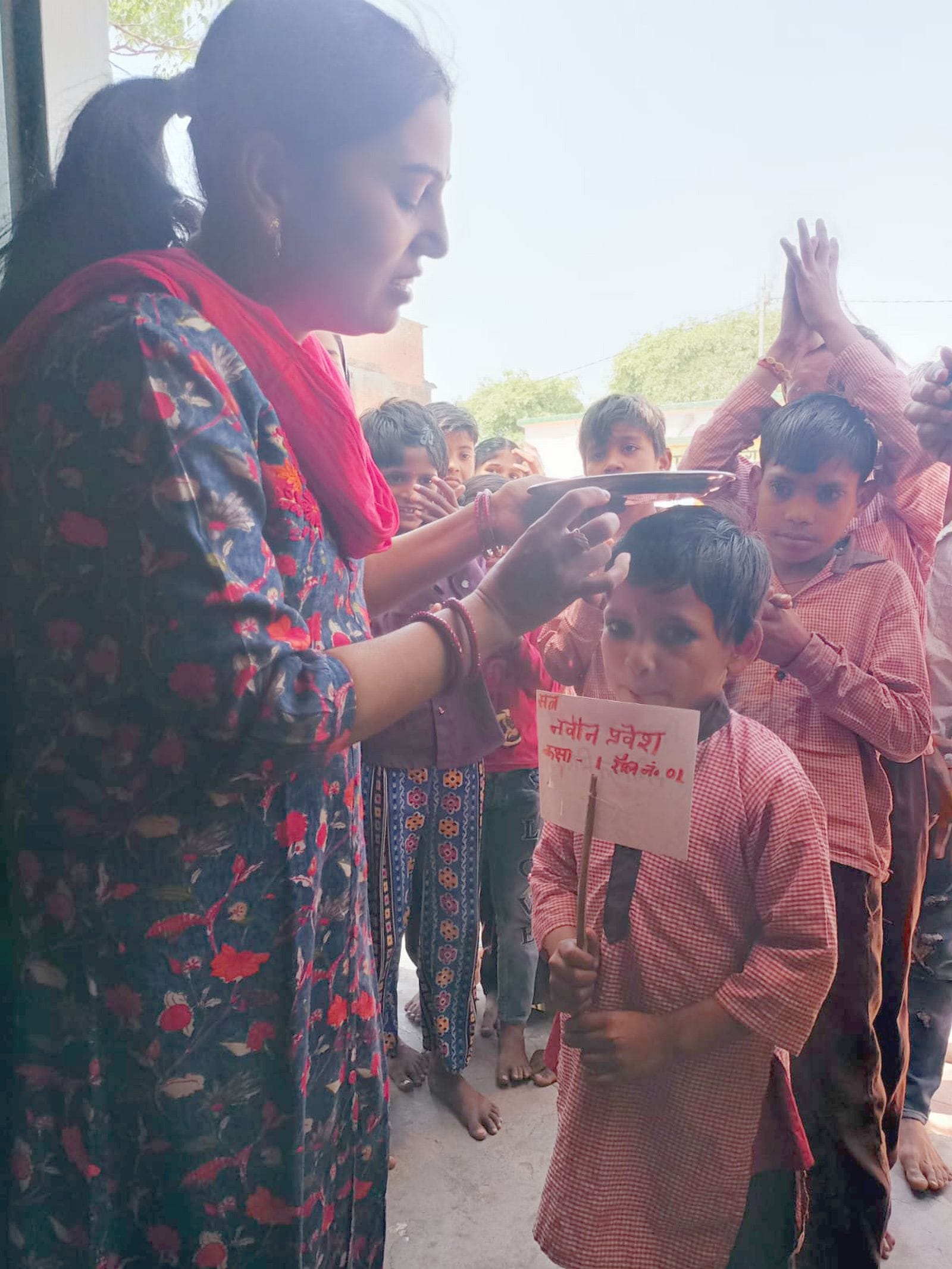 संविलियन विद्यालय हर्रायपुर में पहले दिन पहुंचे विद्यार्थियों का फूलमाला पहनाकर स्वागत करते बी