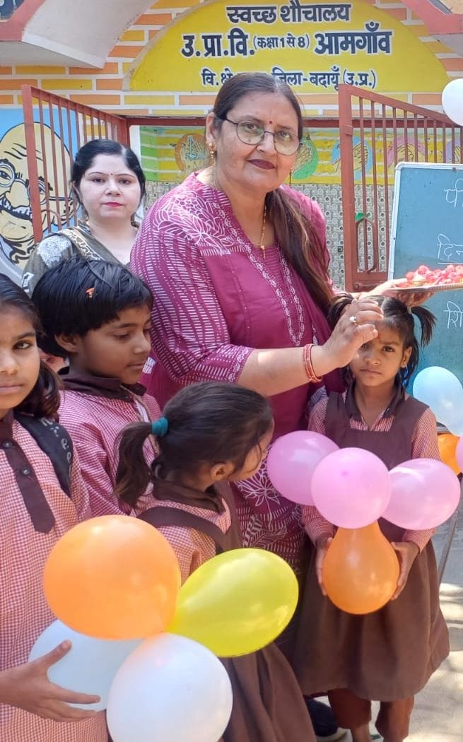 संविलियन विद्यालय हर्रायपुर में पहले दिन पहुंचे विद्यार्थियों का फूलमाला पहनाकर स्वागत करते बी