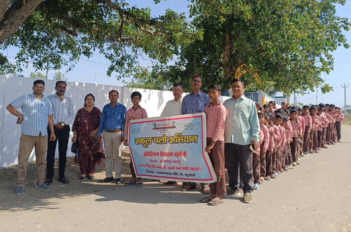 संविलियन विद्यालय हर्रायपुर में पहले दिन पहुंचे विद्यार्थियों का फूलमाला पहनाकर स्वागत करते बी