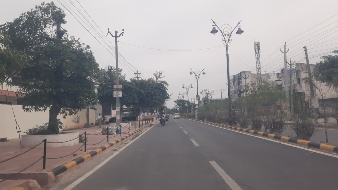 शहर में सुबह से ही छाए रहे काले बादल। संवाद