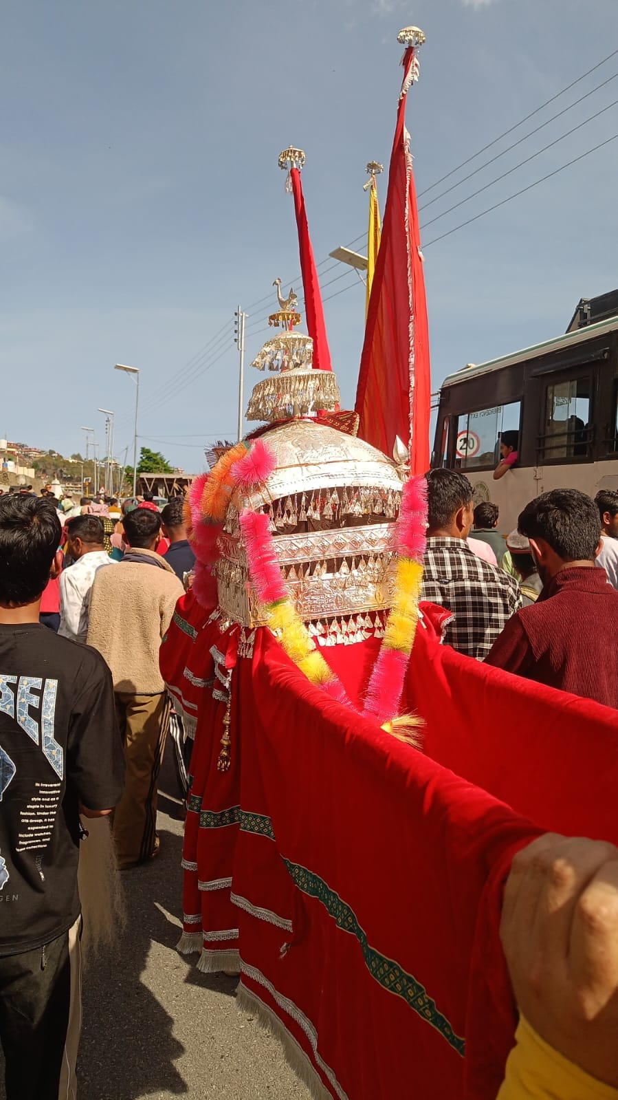 शिलाई में चालदा महासू की पालकी के दौरान शोभा यात्रा में शामिल लोग। संवाद शिलाई में चालदा महासू की पालकी के दौरान शोभा यात्रा में शामिल लोग। संवाद