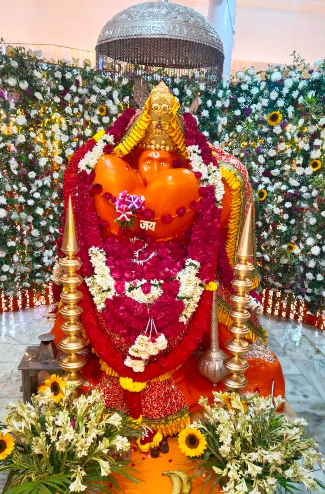 श्री पंचमुखी हनुमान मंदिर की रसोई भंडारा बनाने की तैयारी करते हलवाई। संवाद श्री पंचमुखी हनुमान मंदिर की रसोई भंडारा बनाने की तैयारी करते हलवाई। संवाद