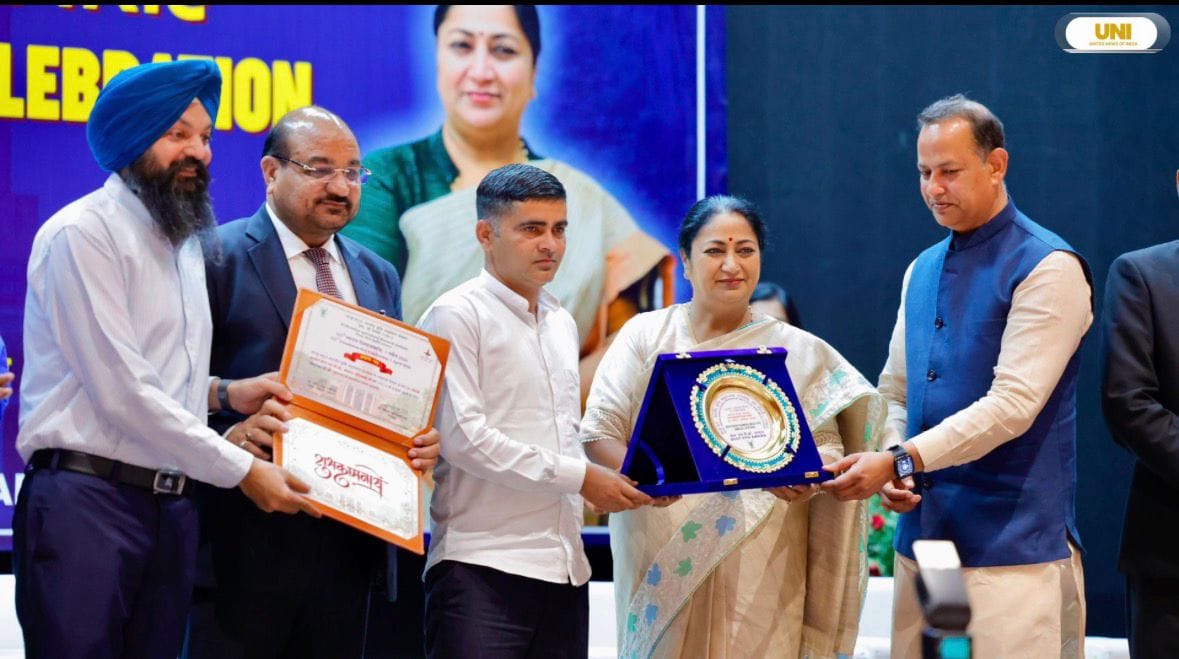 श्रेष्ठ एफपीओ का अवार्ड लेते नार्दन फार्मर्स मेगा एफपीओ के पदाधिकारी। स्वयं श्रेष्ठ एफपीओ का अवार्ड लेते नार्दन फार्मर्स मेगा एफपीओ के पदाधिकारी। स्वयं