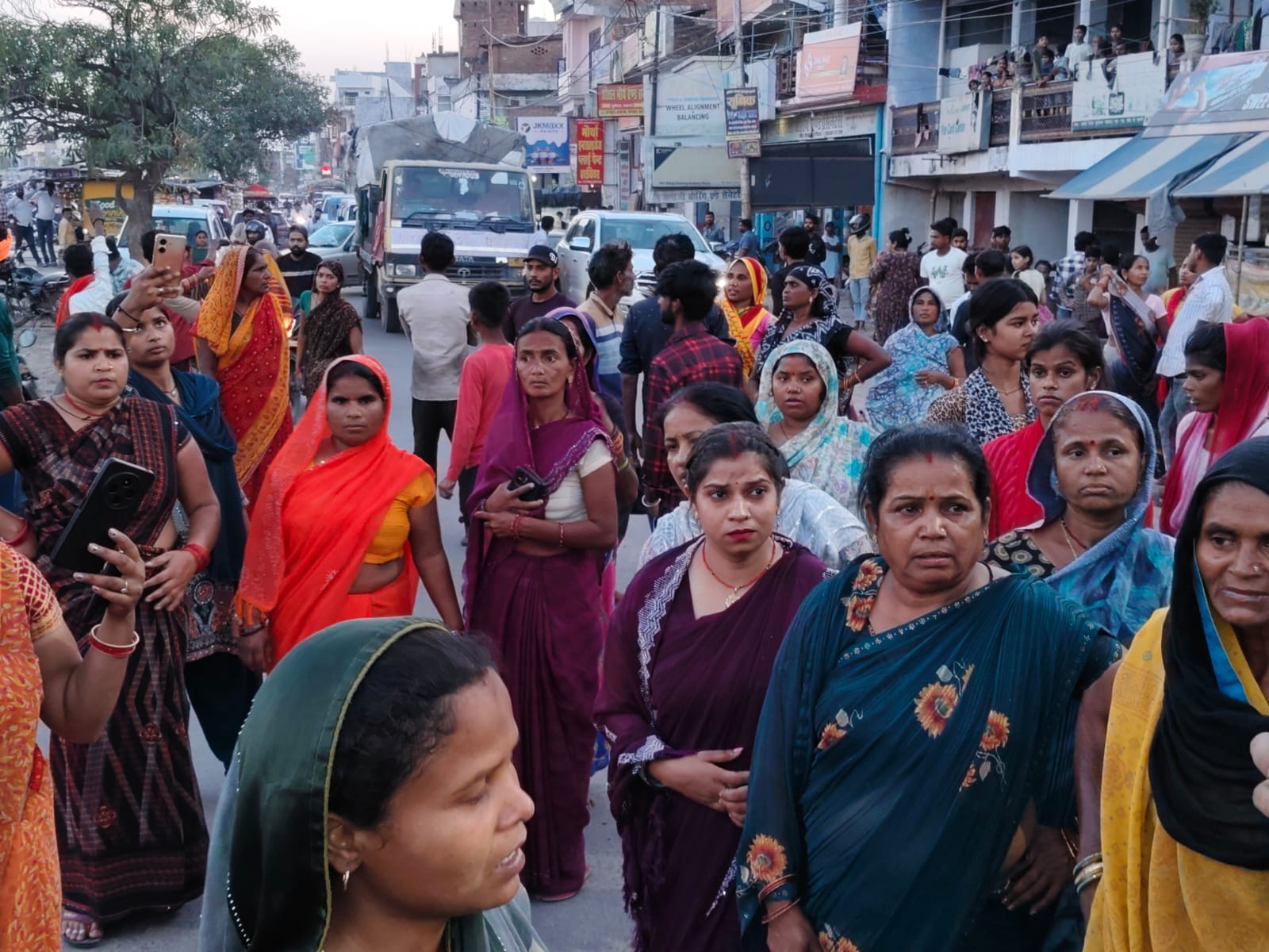 शव को सड़क पर रखकर प्रदर्शन करते कॉलोनीवासी। शव को सड़क पर रखकर प्रदर्शन करते कॉलोनीवासी।