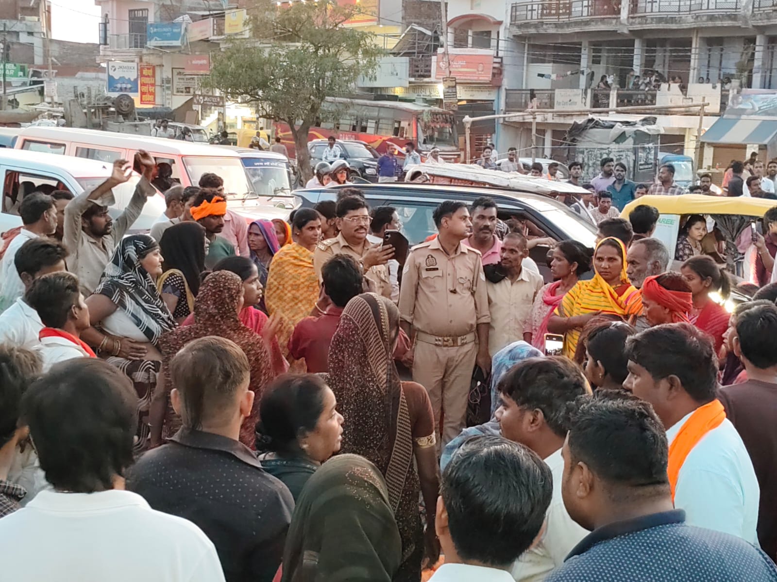 शव को सड़क पर रखकर प्रदर्शन करते कॉलोनीवासी। शव को सड़क पर रखकर प्रदर्शन करते कॉलोनीवासी।