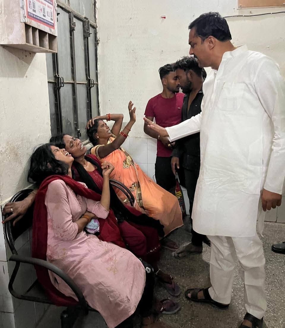 दुर्घटना में घायल श्रद्धालुओ को मेडिकल कॉलेज रेफर ।स्रोत-सोशल मीडिया