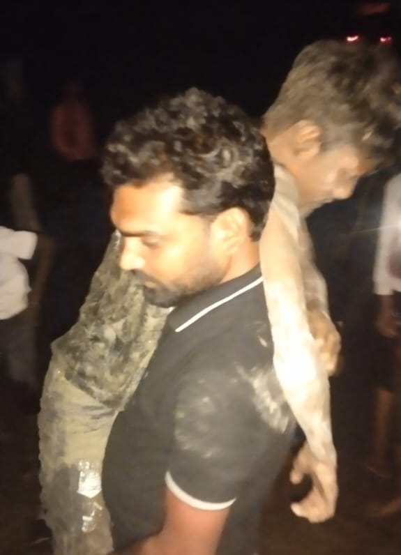दुर्घटना में घायल श्रद्धालुओ को मेडिकल कॉलेज रेफर ।स्रोत-सोशल मीडिया
