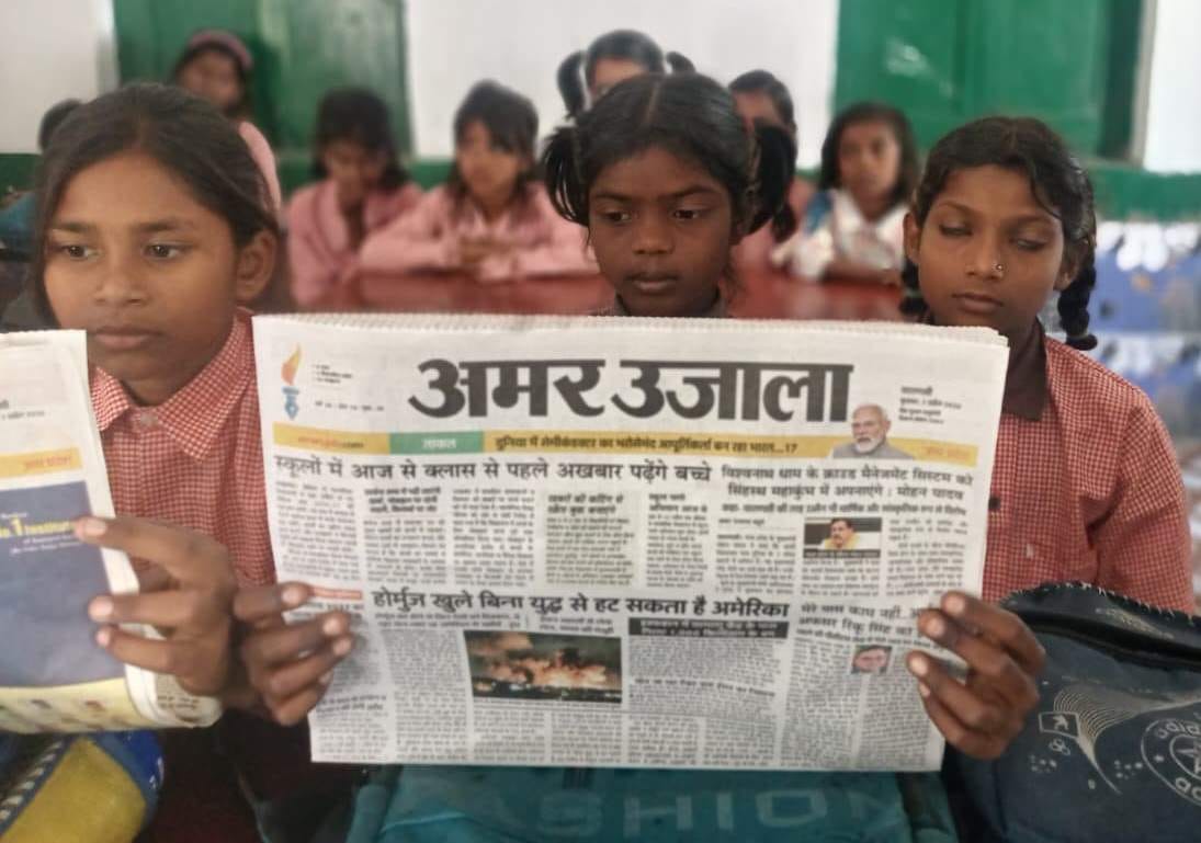 उच्च प्राथमिक विद्यालय से सिसरेडी बच्चों का स्कूल पहुंचने पर तिलक लगाकर स्वागत करते शिक्षक। सं