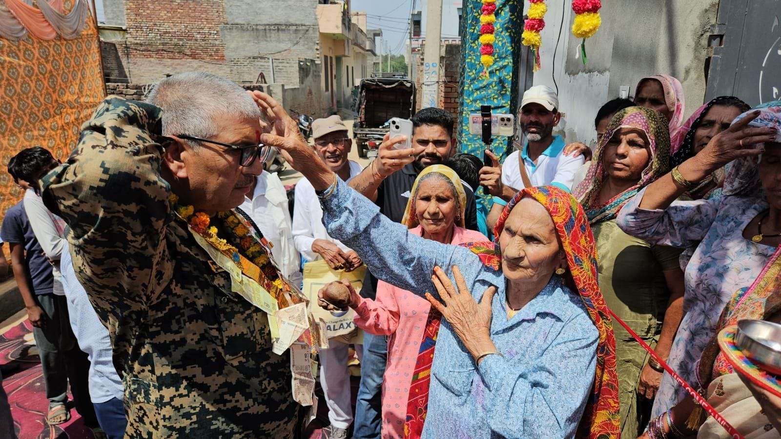 02जेएनडी22: नरवाना रेलवे स्टेशन पर पहुंचे बीएस एफ के जवान लक्ष्मी नारायण का स्वागत करते हुए परि 02जेएनडी22: नरवाना रेलवे स्टेशन पर पहुंचे बीएस एफ के जवान लक्ष्मी नारायण का स्वागत करते हुए परि