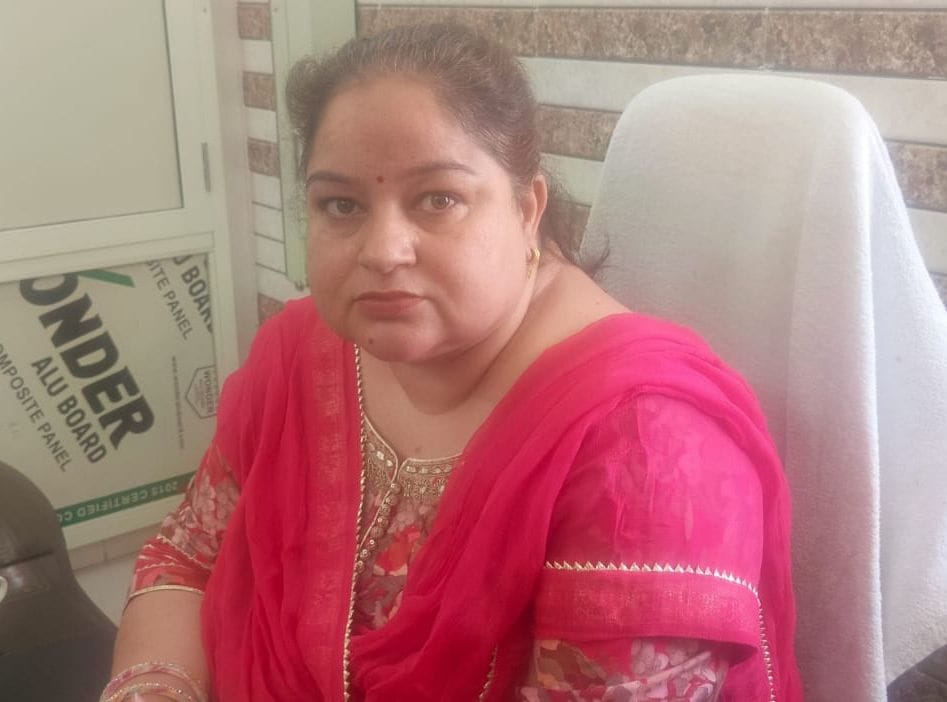 02जेएनडी32: मंडी में बायोमेट्रिक मशीन पर अंगूठा लगाते हुए किसान। संवाद 02जेएनडी32: मंडी में बायोमेट्रिक मशीन पर अंगूठा लगाते हुए किसान। संवाद
